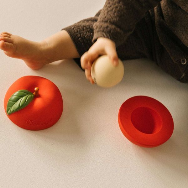 Пірамідка-брязкальце Oli & Carol Apple Stacking Toy яблуко (L-PUZZLE-BOX-APPLE) L-PUZZLE-BOX-APPLE фото