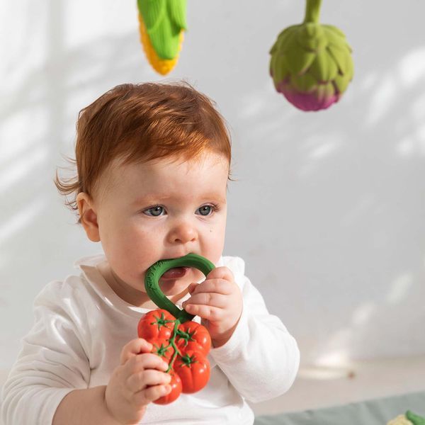 Брязкальце Oli & Carol Tomato Rattle Toy помідор (L-RATTLE-TOMATO) L-RATTLE-TOMATO фото