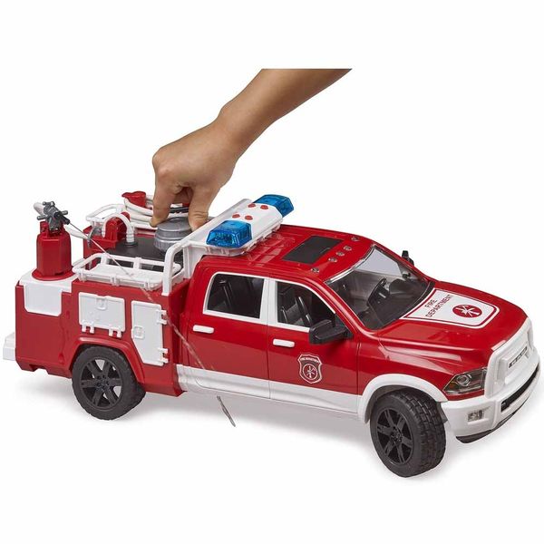 Пожежний джип Bruder Dodge RAM 2500 зі світлом, звуком, водою та фігуркою (02544) 02544 фото